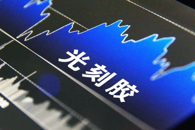 ICP等離子去膠機(jī)依托晟鼎多年的光刻去膠的經(jīng)驗(yàn)積累,采用高密度、低損傷等離子源設(shè)計(jì),同時(shí)配備晟鼎成熟的遠(yuǎn)程ICP技術(shù),達(dá)到高水平的去膠速率,并實(shí)現(xiàn)去膠損傷抑制;采用獨(dú)立腔室結(jié)構(gòu)設(shè)計(jì),實(shí)現(xiàn)均勻的流場(chǎng)分布,去膠均勻性表現(xiàn)優(yōu)異。 ICP等離子去膠機(jī)依托晟鼎多年的光刻去膠的經(jīng)驗(yàn)積累,采用高密度、低損傷等離子源設(shè)計(jì),同時(shí)配備晟鼎成熟的遠(yuǎn)程ICP技術(shù),達(dá)到高水平的去膠速率,并實(shí)現(xiàn)去膠損傷抑制;采用獨(dú)立腔室結(jié)構(gòu)設(shè)計(jì),實(shí)現(xiàn)均勻的流場(chǎng)分布,去膠均勻性表現(xiàn)優(yōu)異。